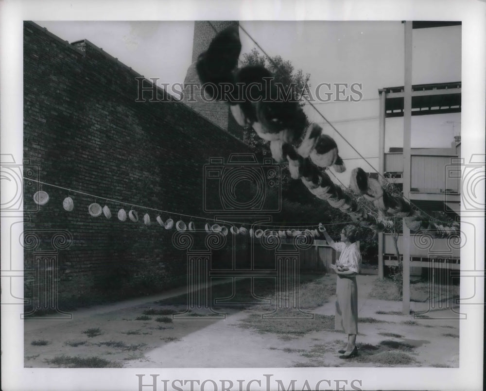 1959 Press Photo Frances Pike&#39;s Handmade Nests for North Woods Egg Coffee Co. - Historic Images