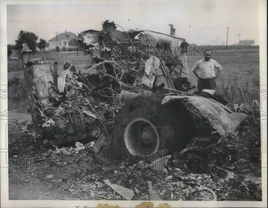 1944 Press Photo Bus Driver Edgar Lumpke With the Wreckage of His Bus-Historic Images