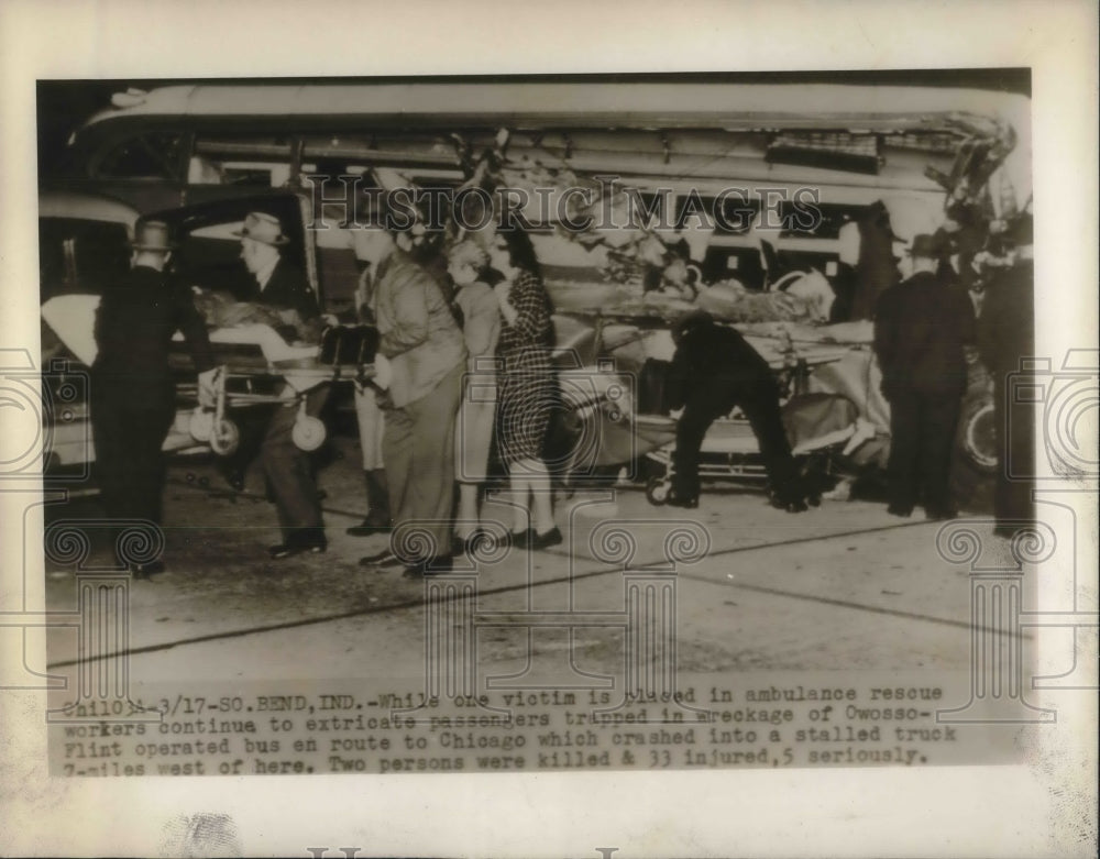 1945 Press Photo South Bend Indiana Bus Accident - nec06772 - Historic Images