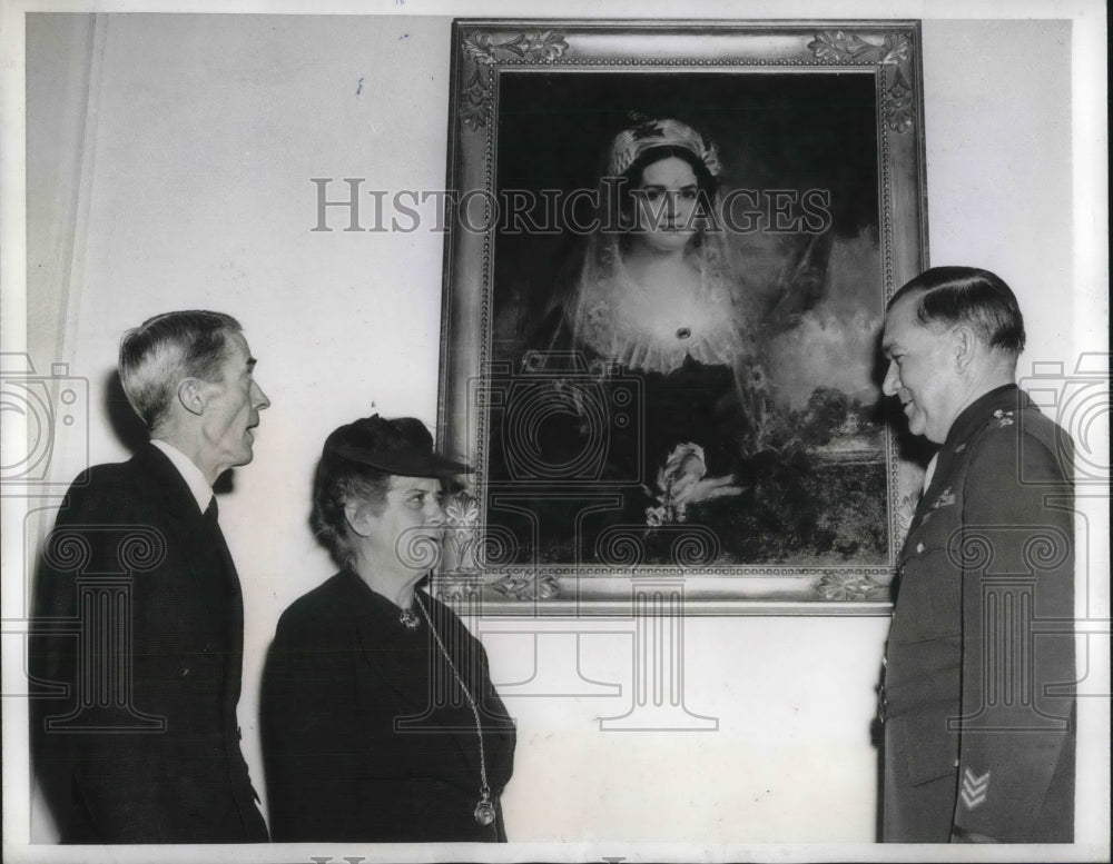 1943 Press Photo Mrs. Rutledge Smith Presenting Painting to White House - Historic Images