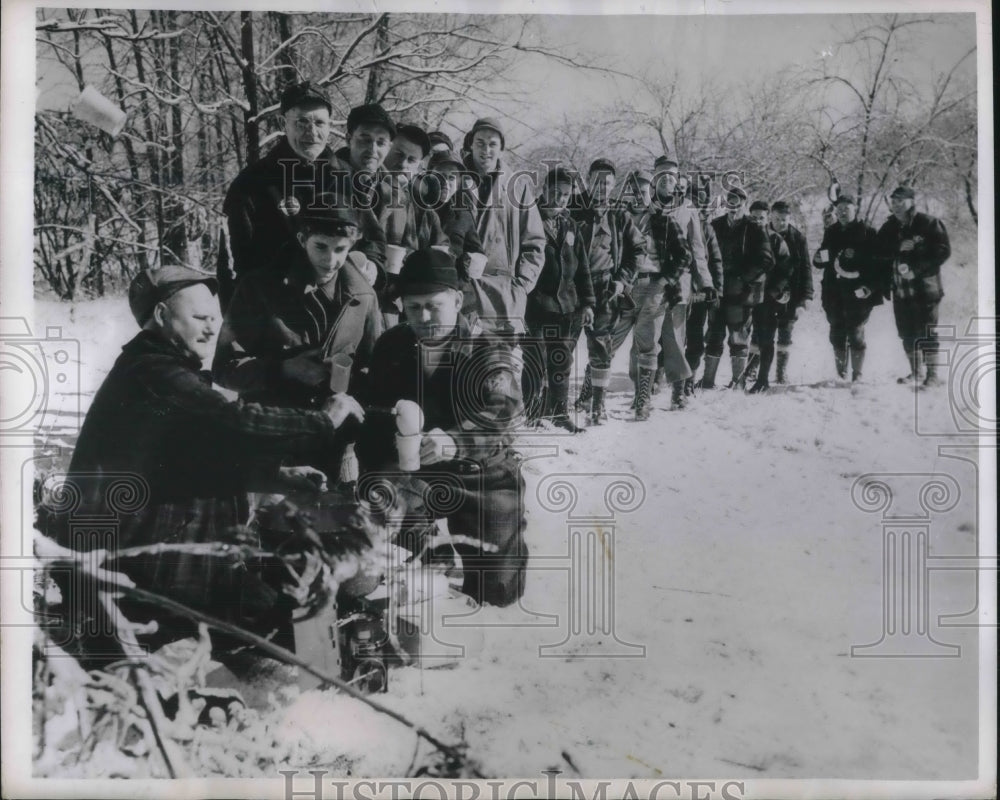 1949 Press Photo Lincoln Park Fox Club line up for chilli &amp; coffee during lunch-Historic Images