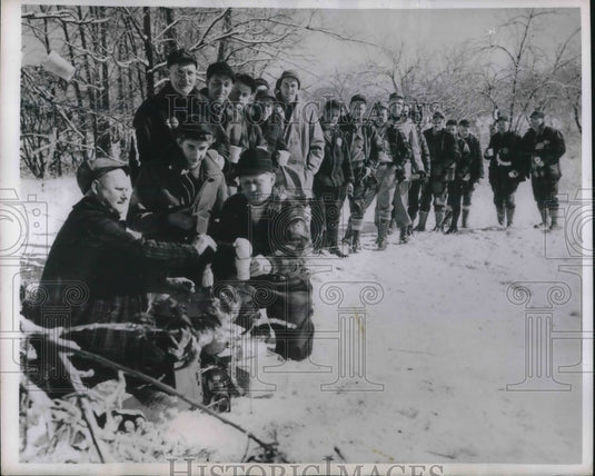 1949 Press Photo Lincoln Park Fox Club line up for chilli & coffee during lunch-Historic Images