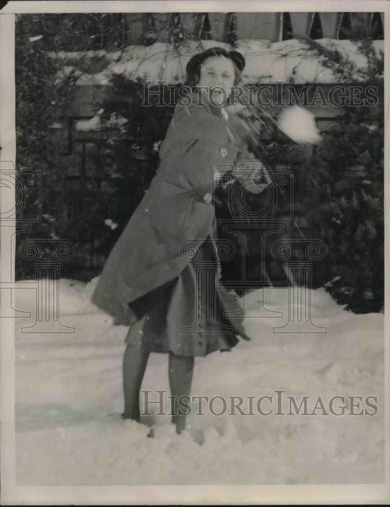 1940 Press Photo Debutant Betty Cook enjoying a snow fight before event - Historic Images