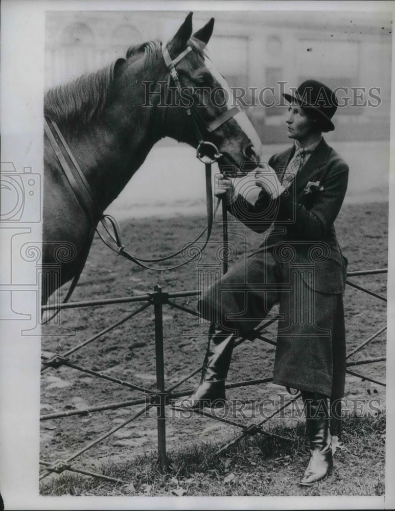 1934 Press Photo Miss M. McDonnell at Ashstead riding school, London - nec07086-Historic Images