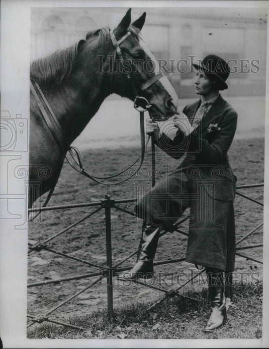 1934 Press Photo Miss M. McDonnell at Ashstead riding school, London - nec07086-Historic Images