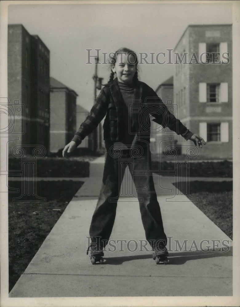 1949 Press Photo Mary Cappellinni of Cedar Road Roller Skating - Historic Images