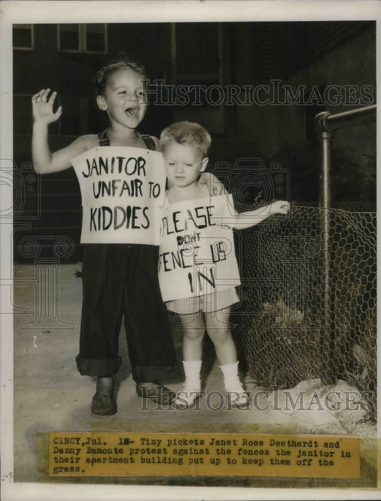 1947 Press Photo Tiny Pickets Janet Rose Deethardt Denny Bamonte - Historic Images