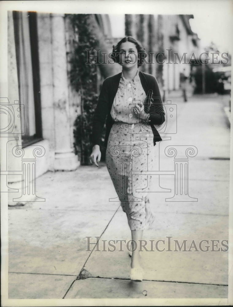 1935 Gloria baker shopping tour - Historic Images