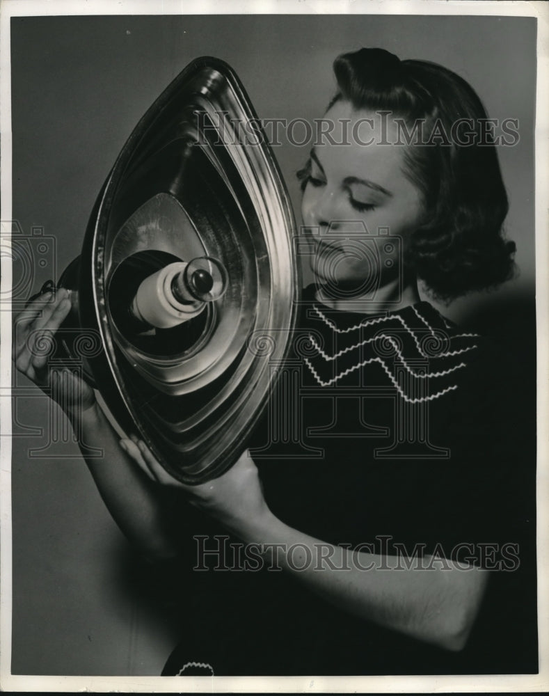 1941 Press Photo Frances Dearstyne Holds New Light Unit For Blackout Lighting - Historic Images