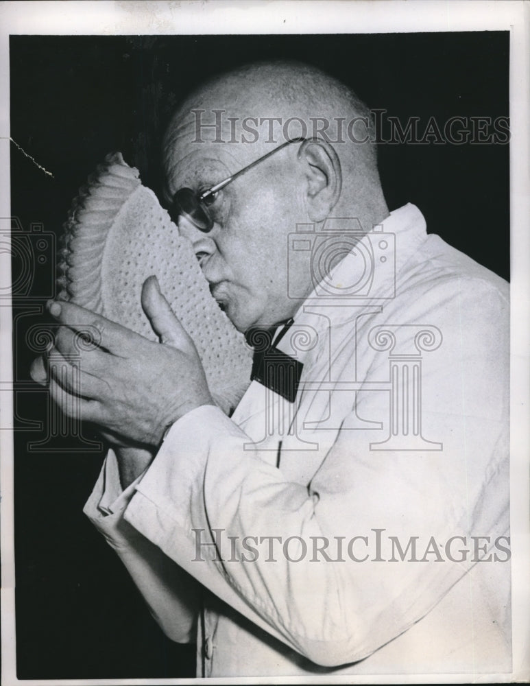 1959 Press Photo London, D.S. MacLachlan judges shortbread contest - nec07285 - Historic Images