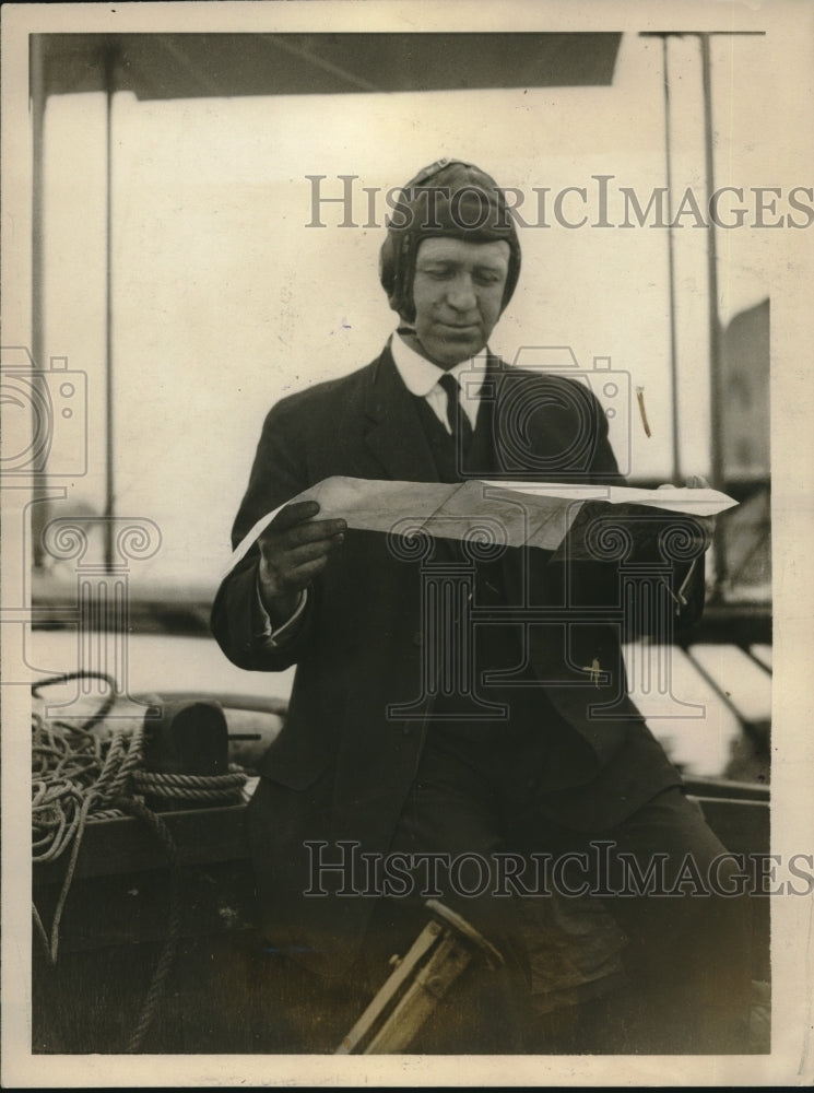 1924 Press Photo Mayor James MacEachern of Pictou, Iowa greets world fliers - Historic Images