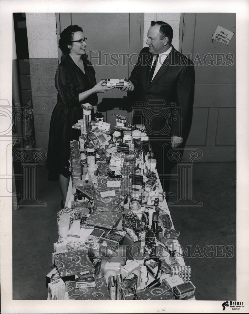 1966 Press Photo Mrs Hastings accepts toiletries for Cleveland State Hospital-Historic Images