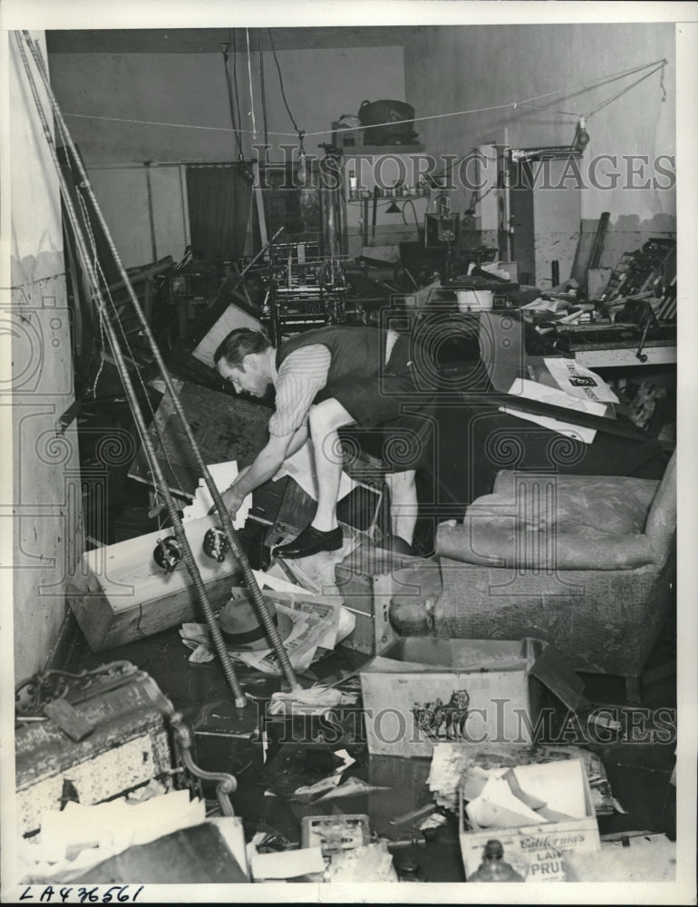 1938 La, Calif. Proprietor clears store after floods receed - Historic Images