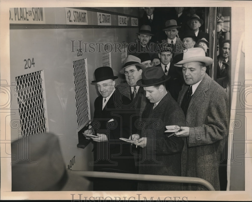 1940 Press Photo st Muteul tickets purched by Sen JJ Dunnigan, Sen Condon - Historic Images