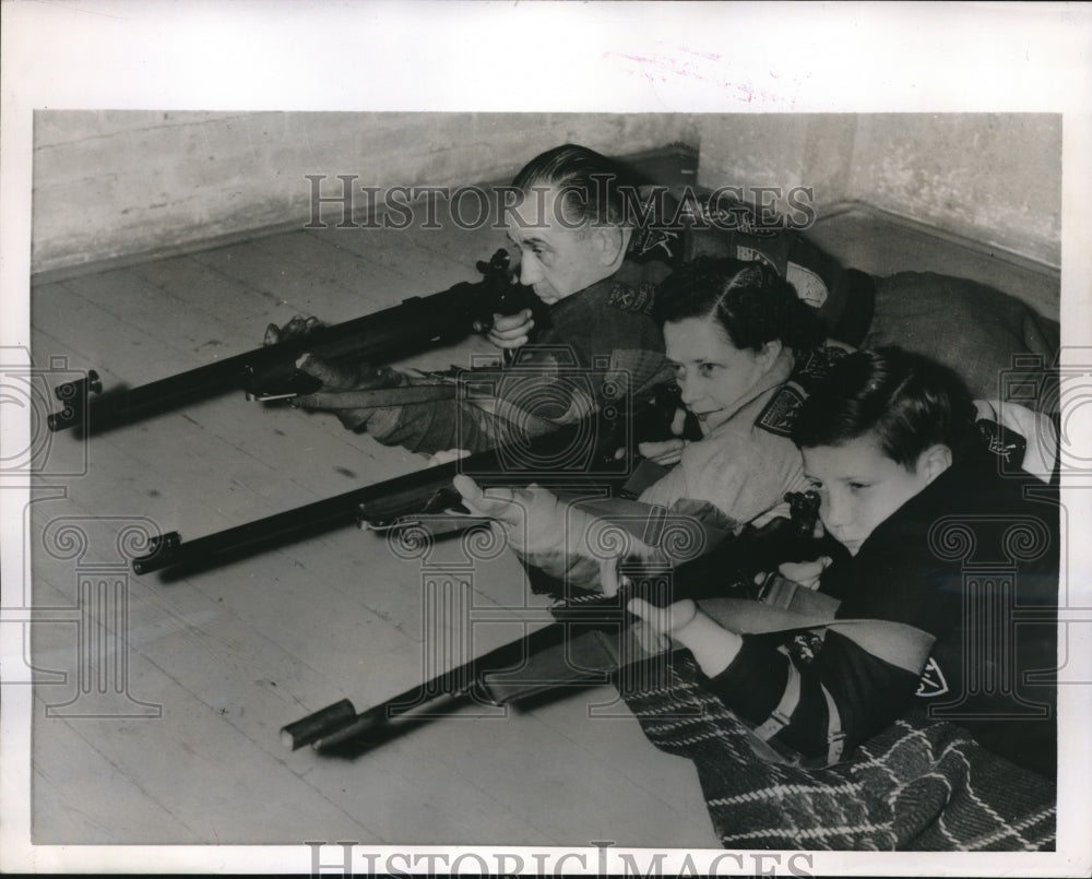 1956 Press Photo Dunstall Family of Hove England Practicing Rifle Shooter - Historic Images