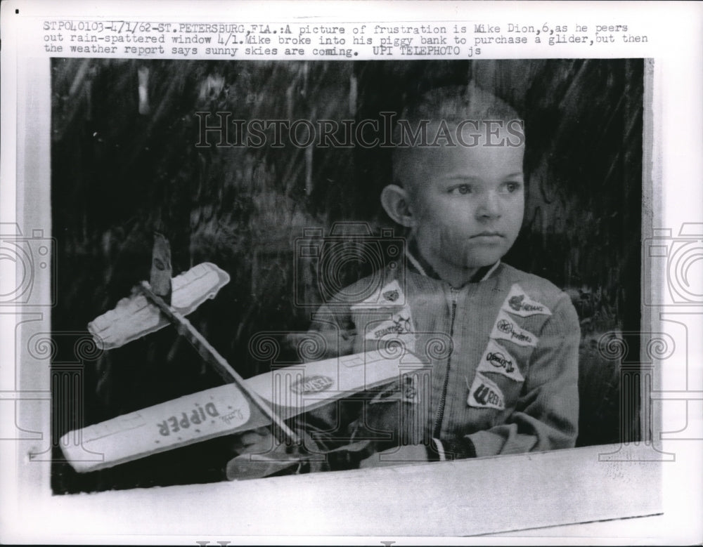 1962 Press Photo St Petersburg, Fla. Mike Dion, age 6 with toy glider - Historic Images