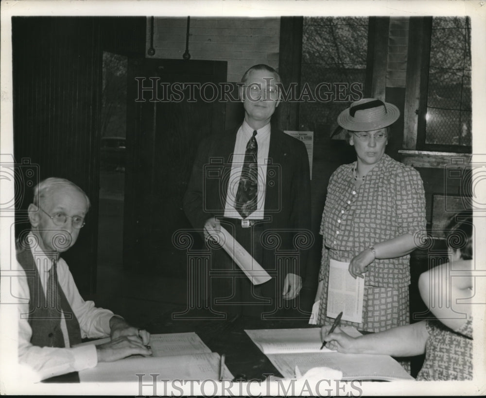 1940 Press Photo General &amp; Mrs Martin Davis Of Kent, OH - nec07549 - Historic Images