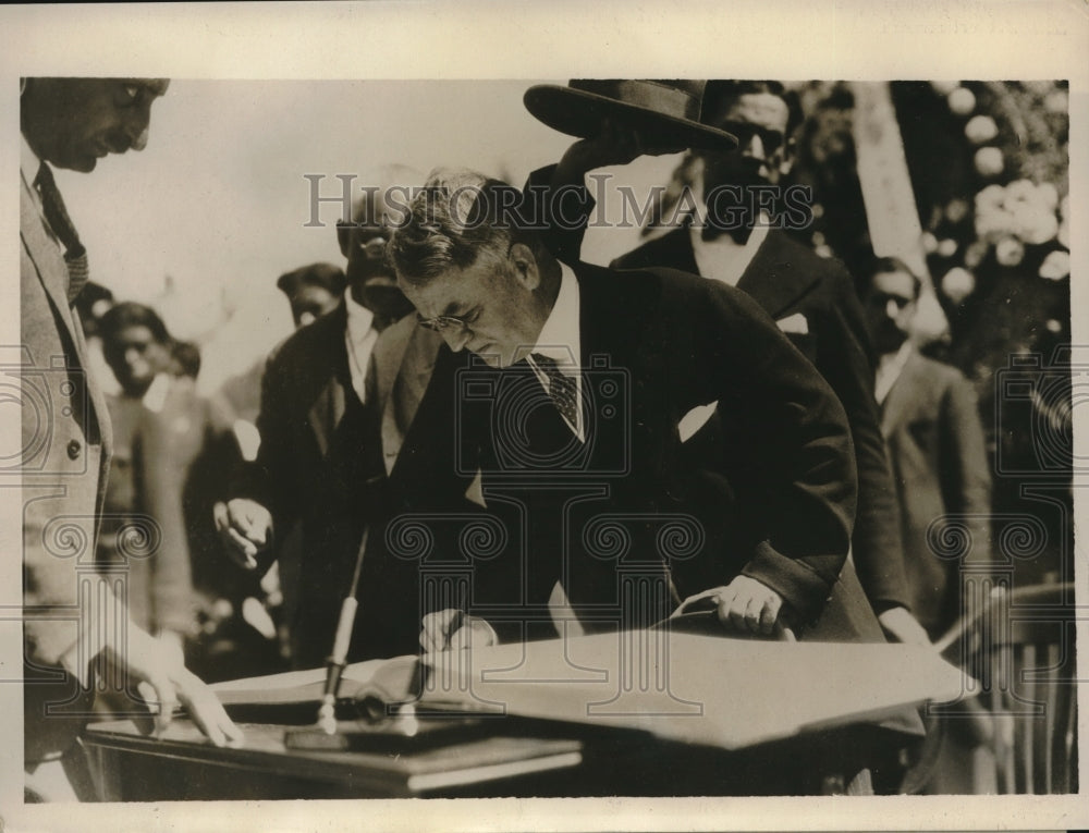 1930 Press Photo Dwight Morrow, American Ambassador to Mexico signing the book-Historic Images