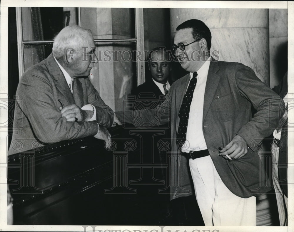 1933 Press Photo J.P. Morgan talks with R. Dutcher - Historic Images