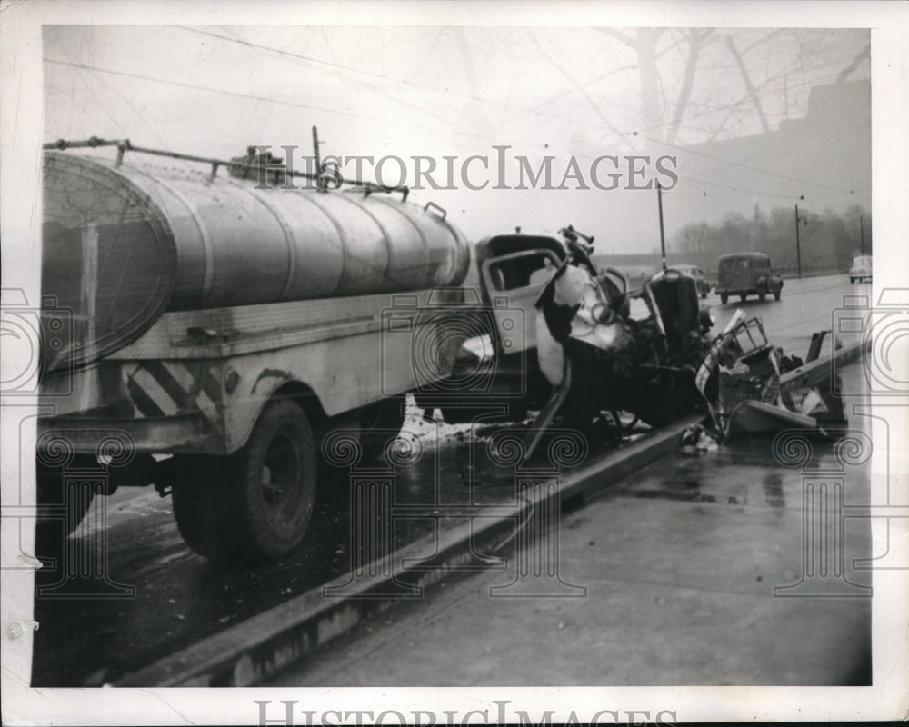 1943 Press Photo Icy Philadelphia Roads to Blame for Truck &amp; Car Accident-Historic Images