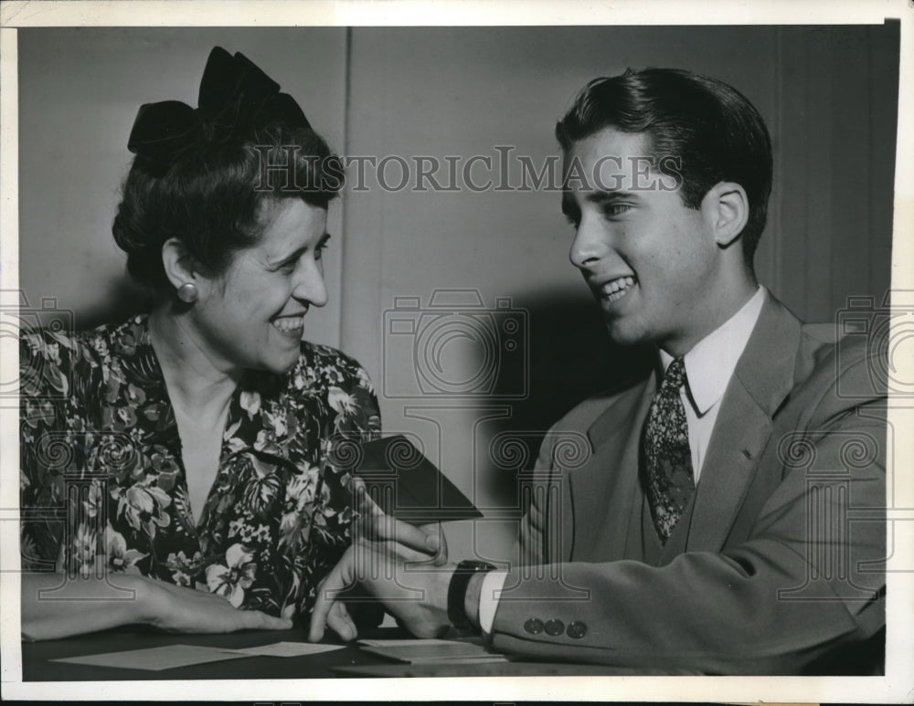 1942 NYC, Walter Dotts Jr &amp; mom register for Selective Service - Historic Images