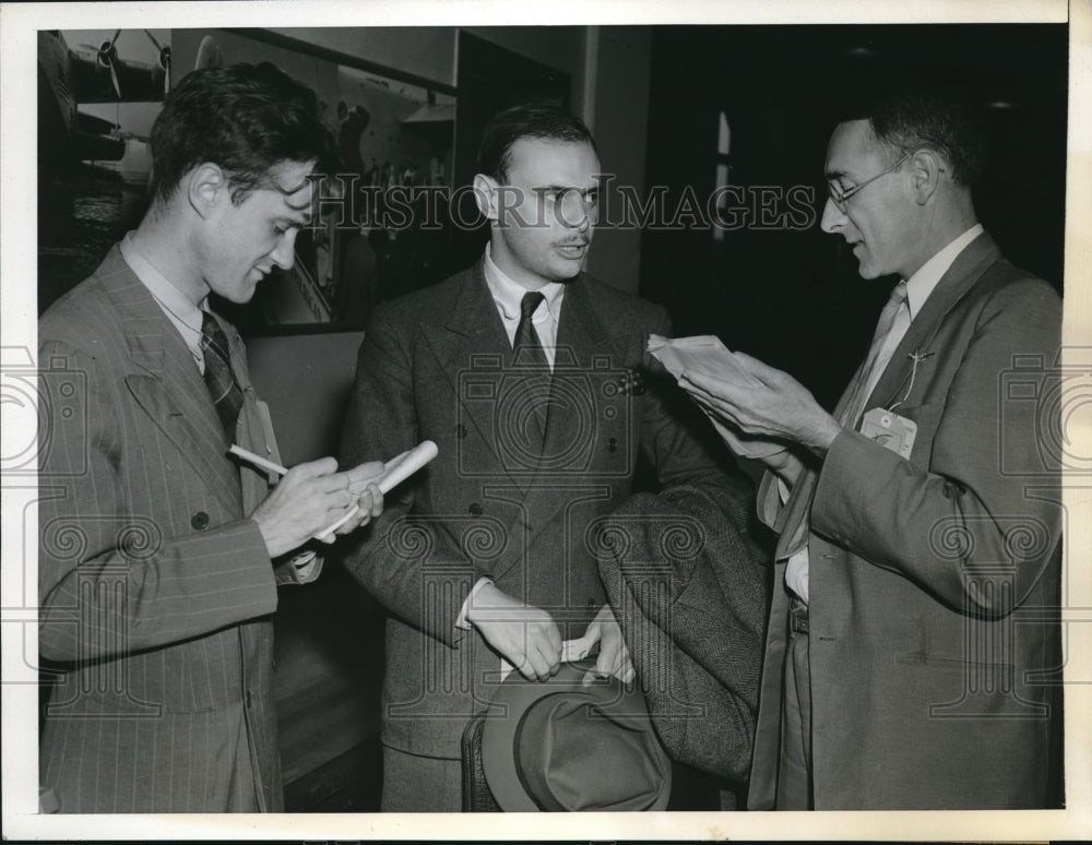1942 Press Photo Fernando L Duret, correspondent at a East coast port - Historic Images