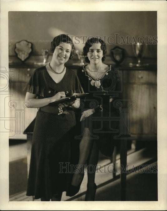 1932 Press Photo Connie Bridges & girl employee of Union Central Life Ins. - Historic Images