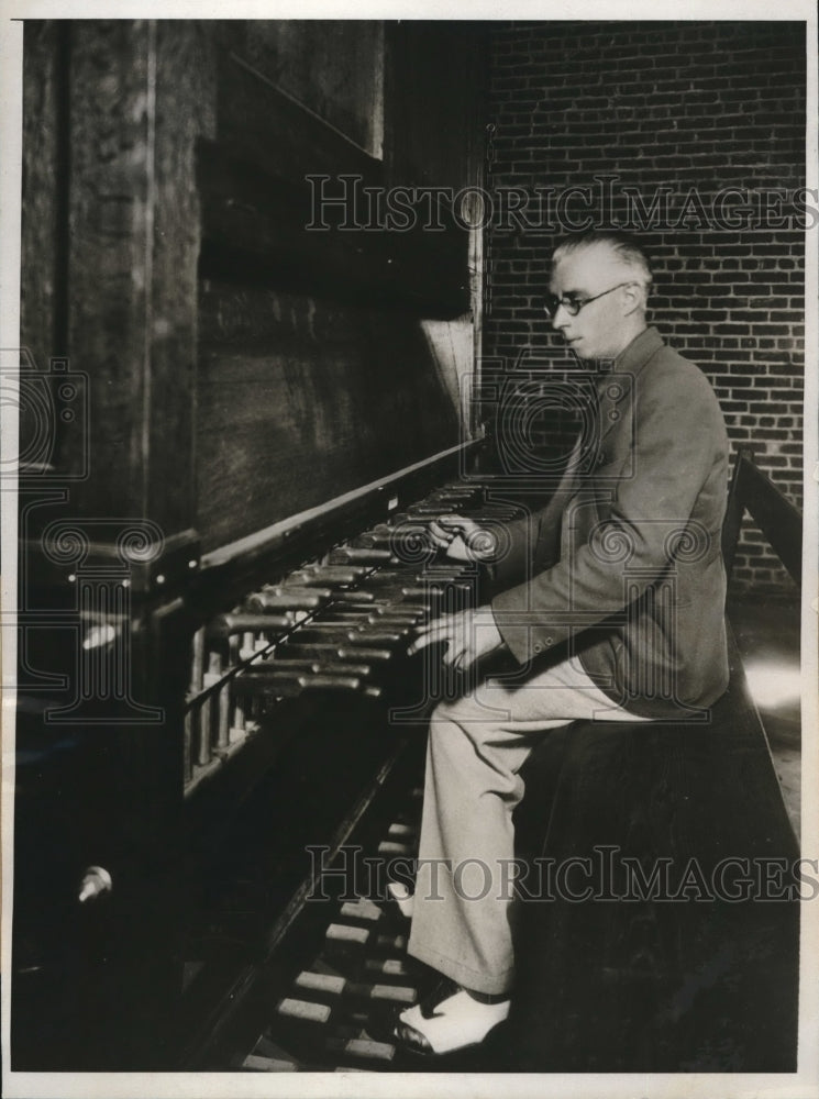 1932 Press Photo Anton Brees, Belgian carilloneur at his instrument - nec07728-Historic Images