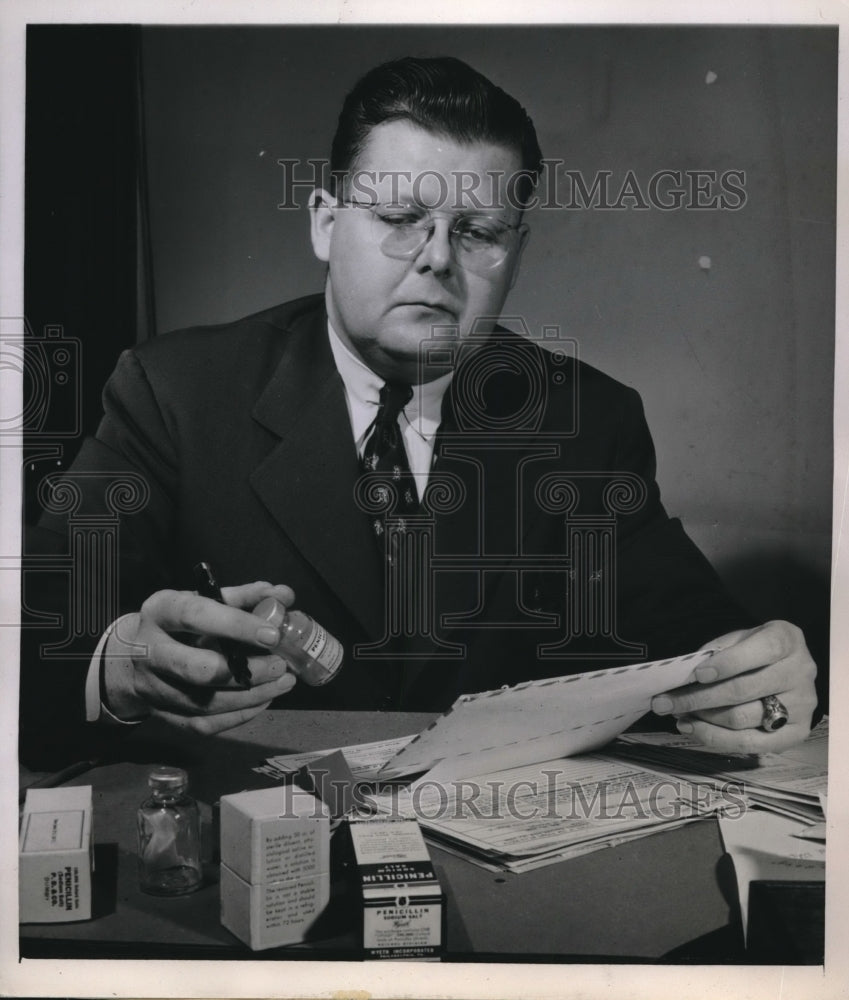 1944 Press Photo Dr. John McDonnell heads war production on CIvilian Penicillin - Historic Images