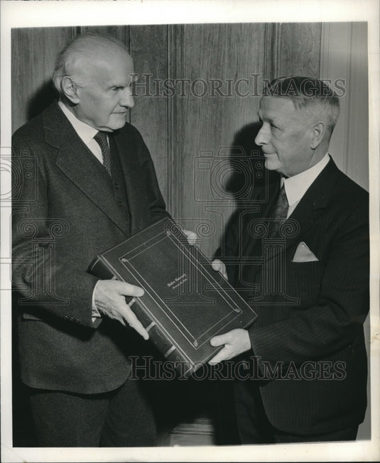 1942 NYC, Dr Walter Damrosch, pres of Academy of Art& Letters, Art T - Historic Images