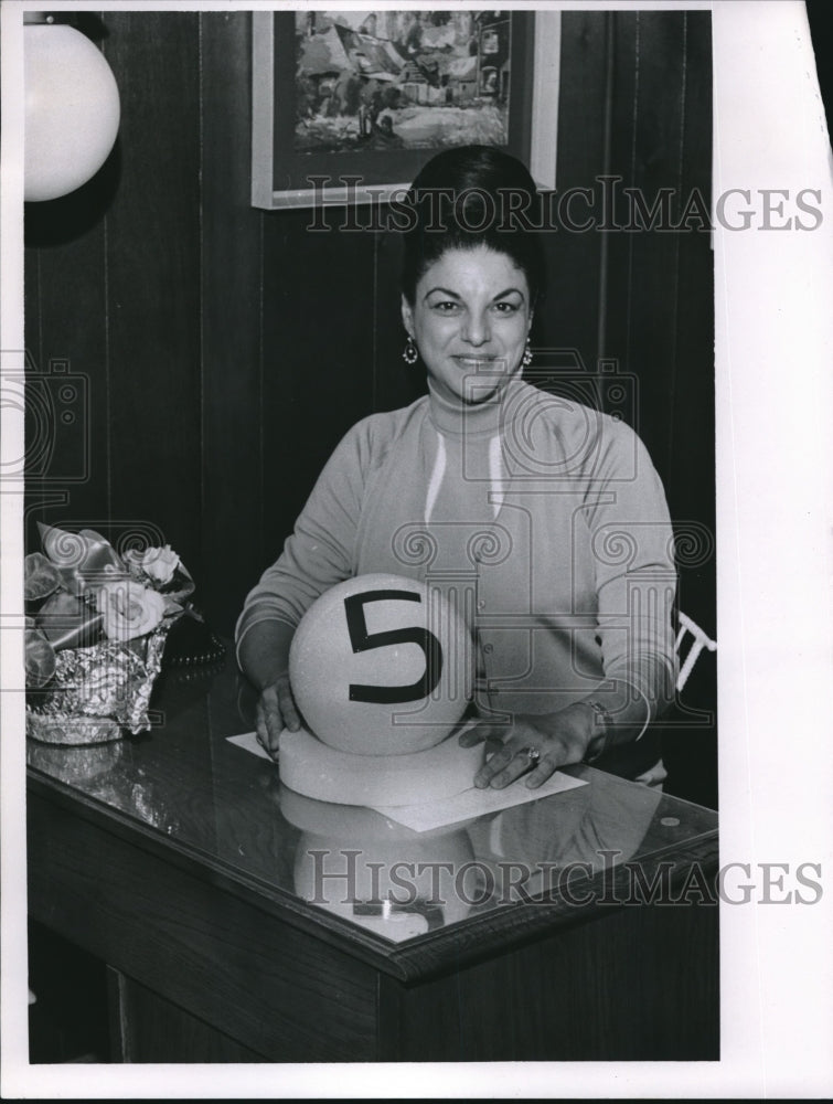 1957 Press Photo Mrs Shirley M Davis of realty Co in Cleaveland, Ohio-Historic Images