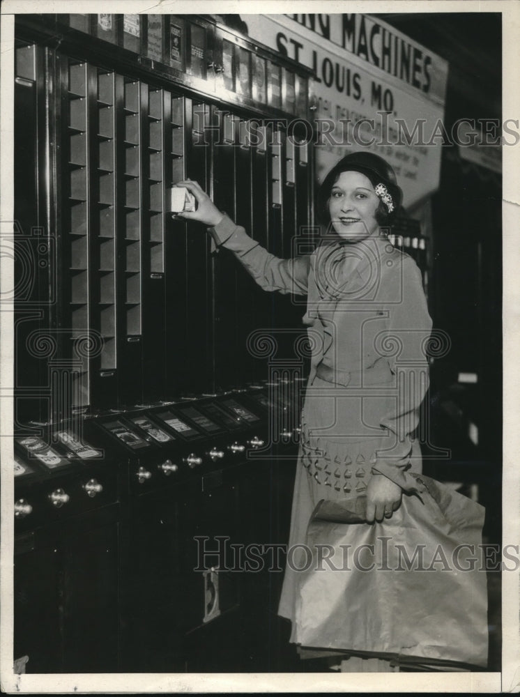 1931 Press Photo Corner grocery store with new automats.Helen E Johnson-Historic Images