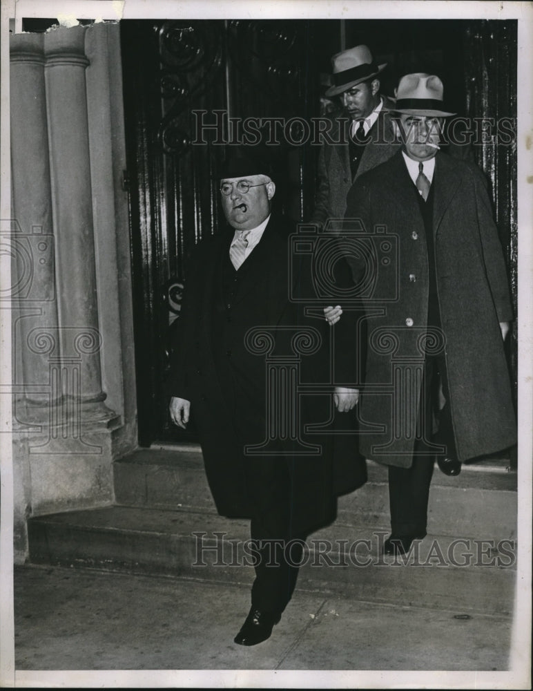 1935 A detective escorting Frank Flyn, after confessing to murder-Historic Images