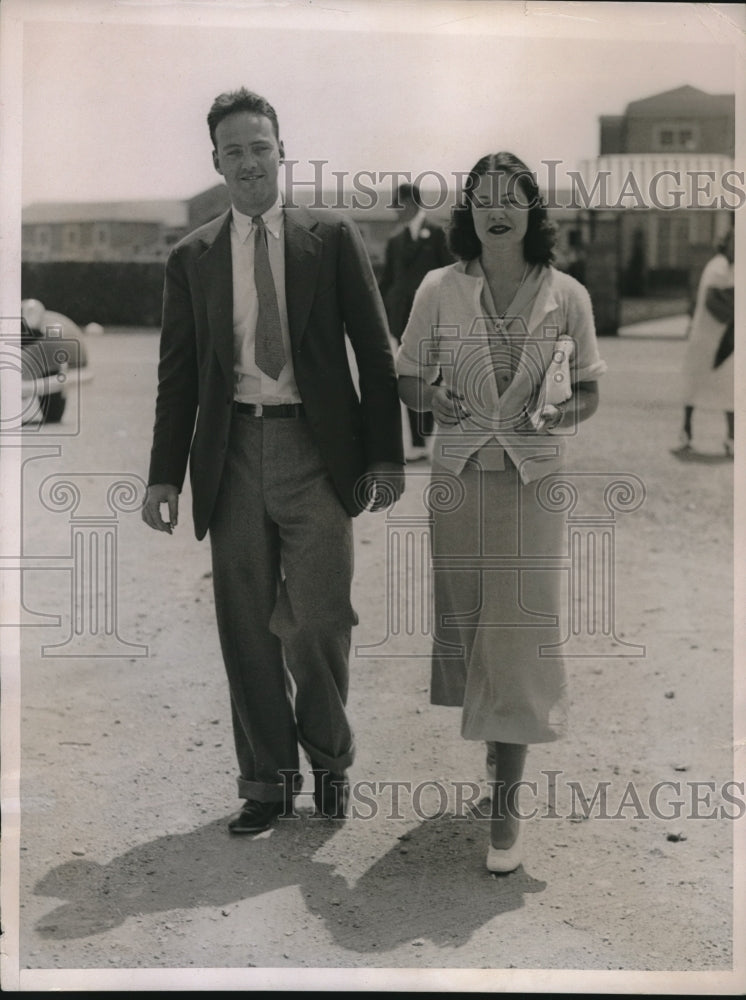 1936 J. Townsend Socialite &amp; Eleanor Young At Bailey&#39;s Beach-Historic Images