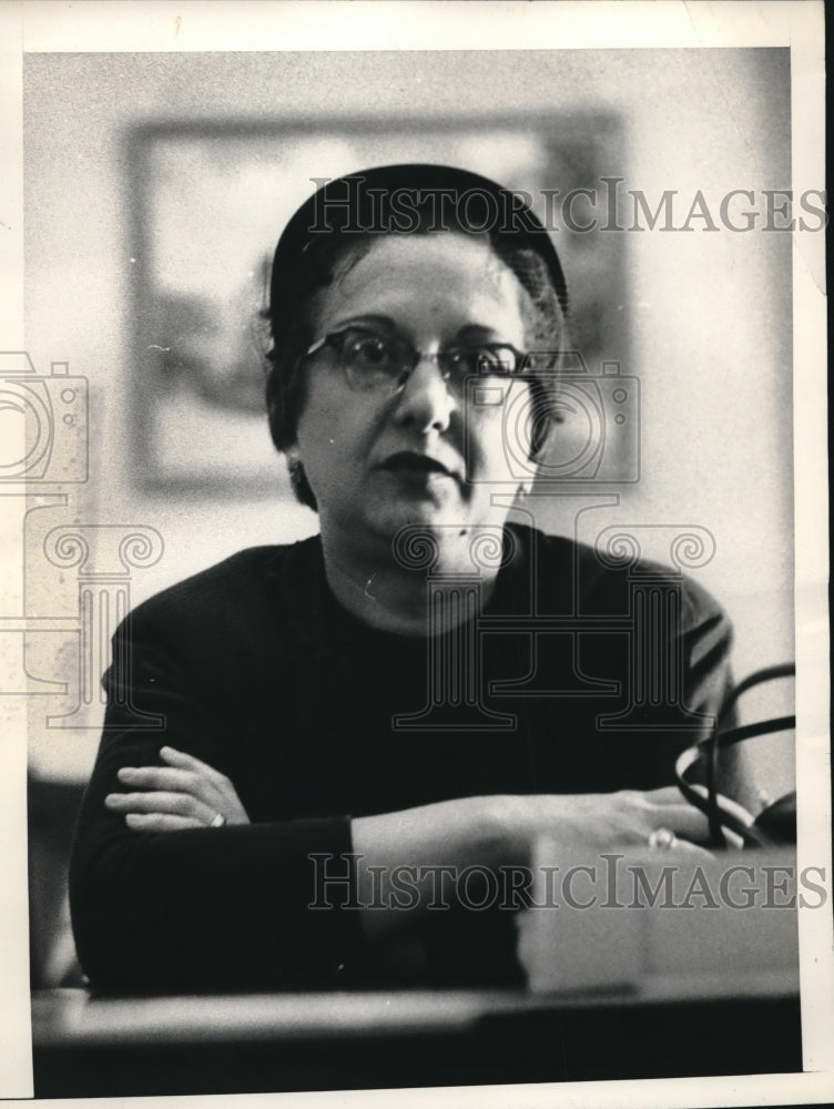 1956 Press Photo Close-up View Of Woman Waiting - Historic Images