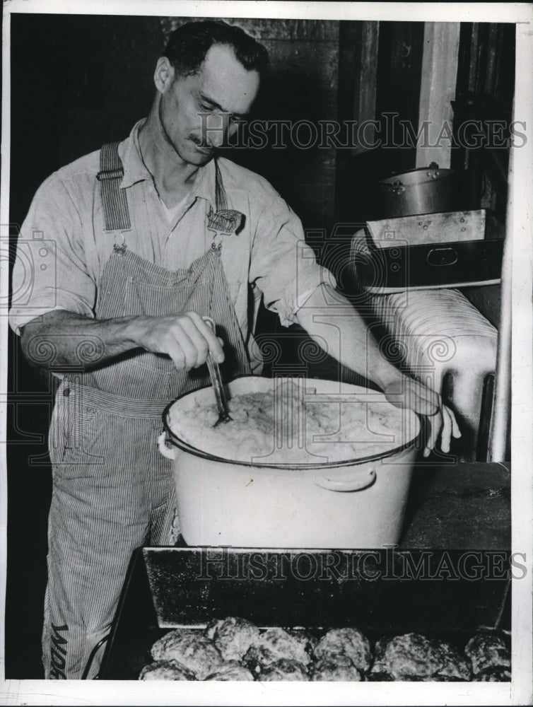 1942 Press Photo Ralph Bowser on fast after refusing to send kids to school-Historic Images