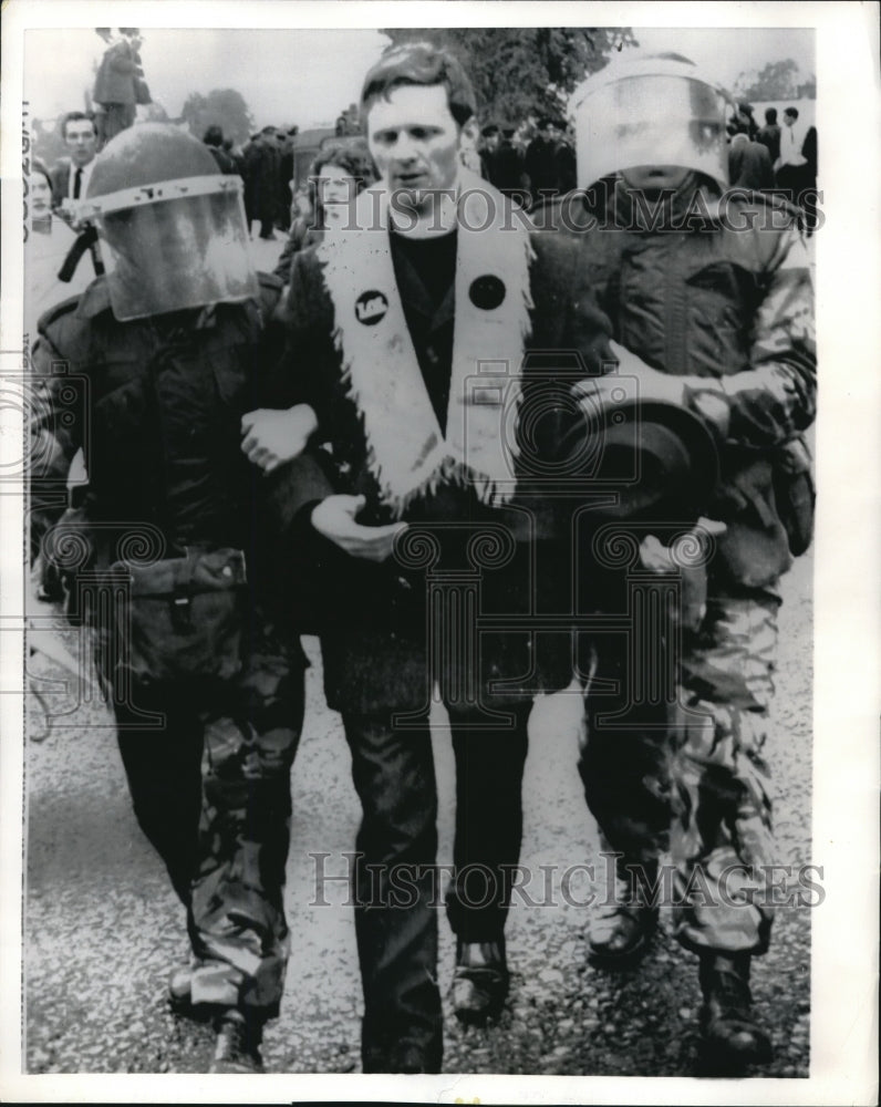 1971 Rev William McCrea Protestant minister escorted by British Army-Historic Images