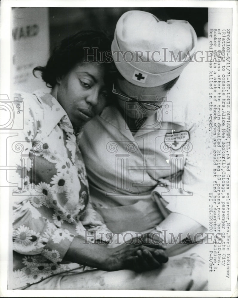 1971 Red Cross volunteer Merle McKinney condole with Alice Booker - Historic Images