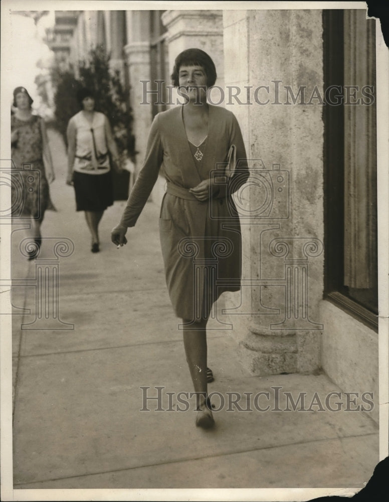 1930 Mrs Douglas Paige strolls in Palm Beach, Fla. - Historic Images