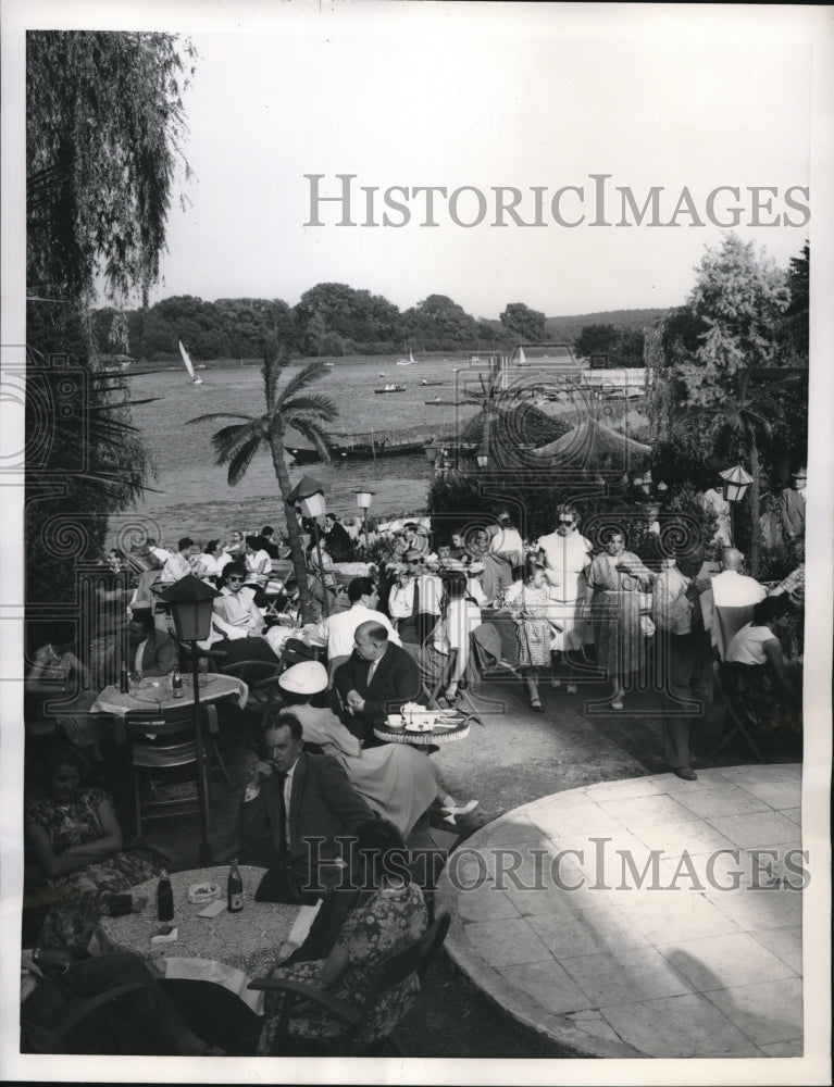 1956 Press Photo Berlin, Germany outdoor restaurant in Spanish style - Historic Images