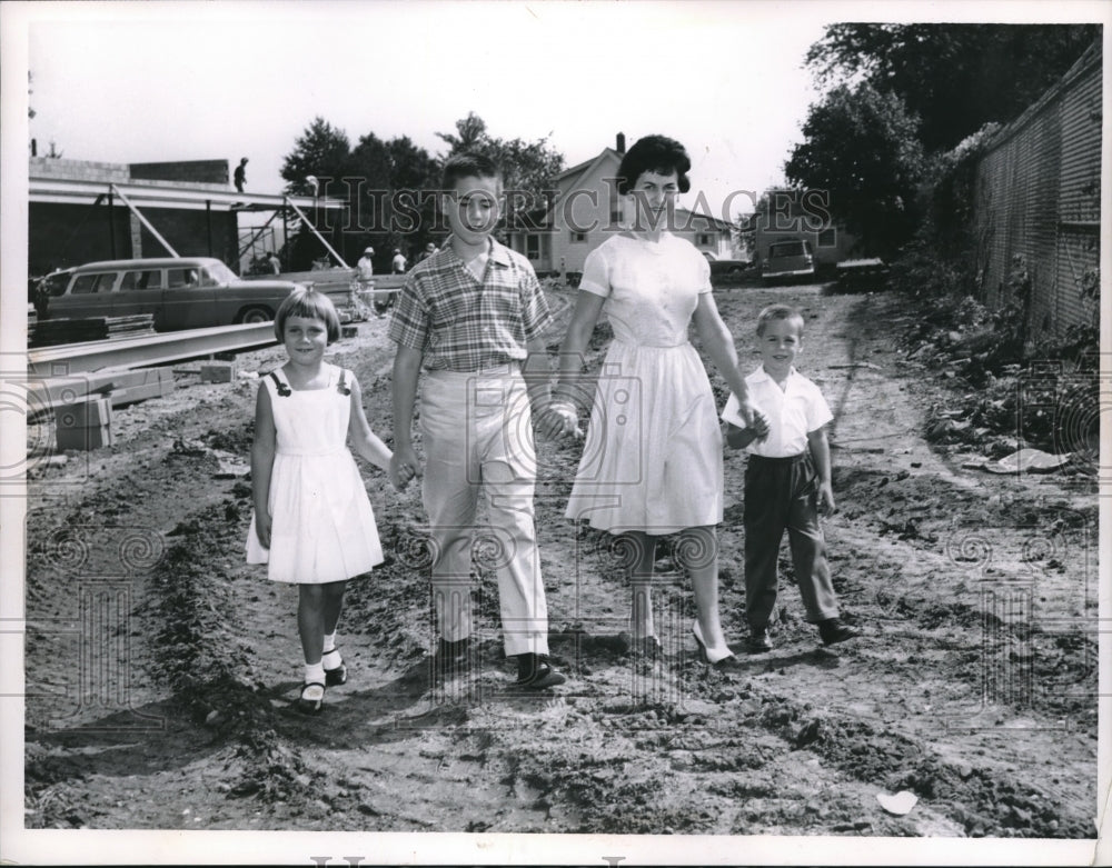 1961 Press Photo Mrs. Jean Grodzik and Kids Allan, Susan, and Brian - Historic Images