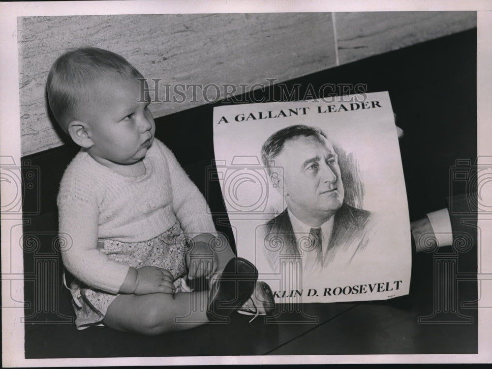 1937 A baby & photo of President FD Rooselvelt - Historic Images