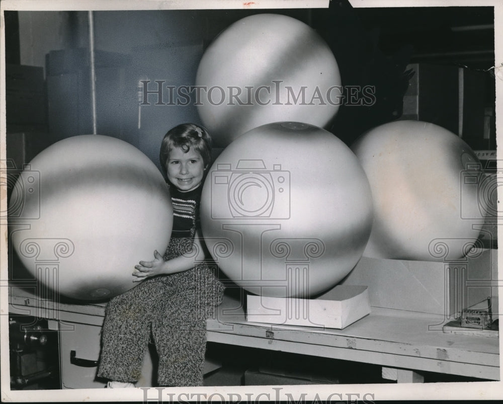 1956 Press Photo Terri Lynn Matteson, age 4 &amp; some beach balls-Historic Images