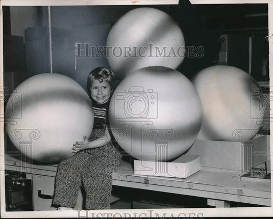 1956 Press Photo Terri Lynn Matteson, age 4 & some beach balls-Historic Images