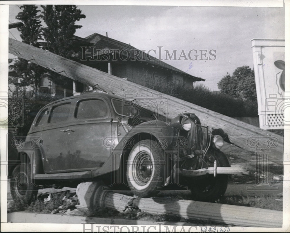 1929 Press Photo Sleepy Los Angeles Driver Wrecks into Lamp Post - Historic Images