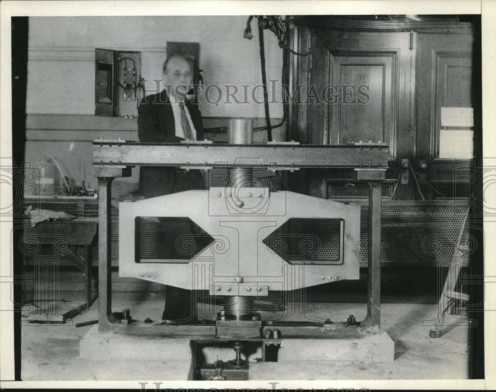 1935 Press Photo Prof. Phillip B. Buckey 7 centrifuge for mine structure tests - Historic Images