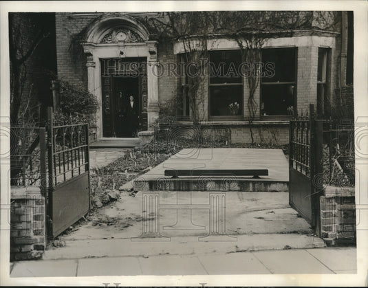 1938 Press Photo Bourdillon keeps his car in front yard - nec08211-Historic Images