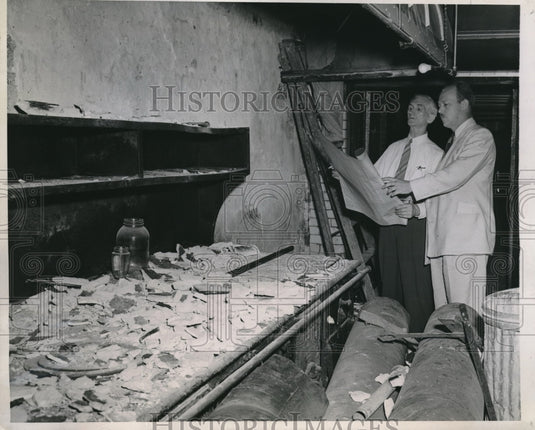 1943 Timothy Murray & D. W. Darlington at Senate Restaurant - Historic Images