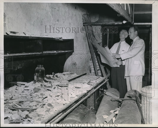 1943 Press Photo Timothy Murray & D. W. Darlington of Senate Restaurant in D.C. - Historic Images