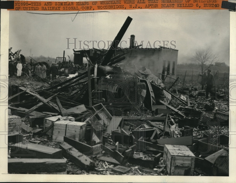 1940 Press Photo Wreckage of Railway Signal corp. after blast in Woodbridge NJ - Historic Images